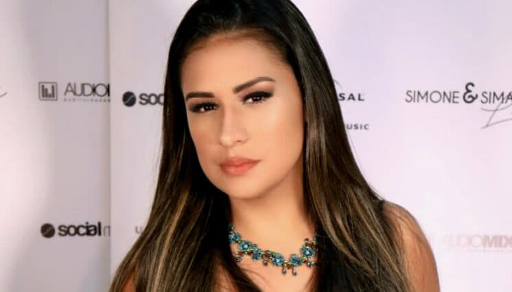 Após detonar casal no BBB18, cantora Simone aparece com noivo de Taubaté