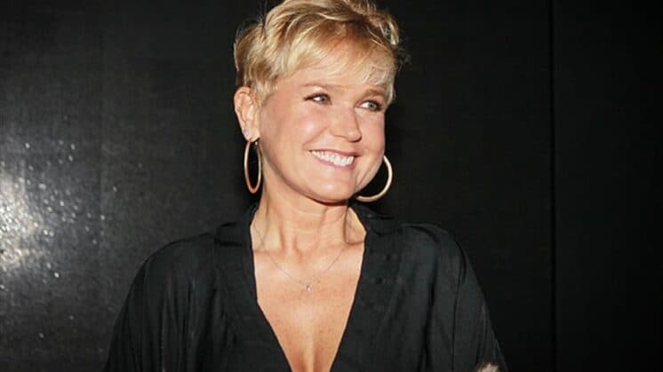 Xuxa posta foto antiga amamentando Sasha Meneghel e ganha elogios