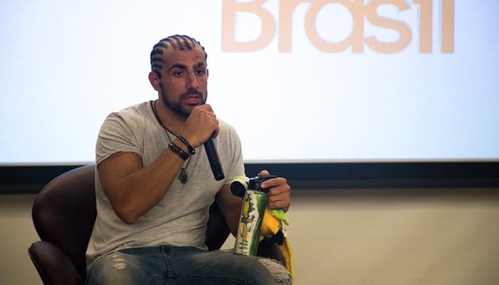 Kaysar nega que tenha jogado no BBB18 e revela por que muda tanto o visual