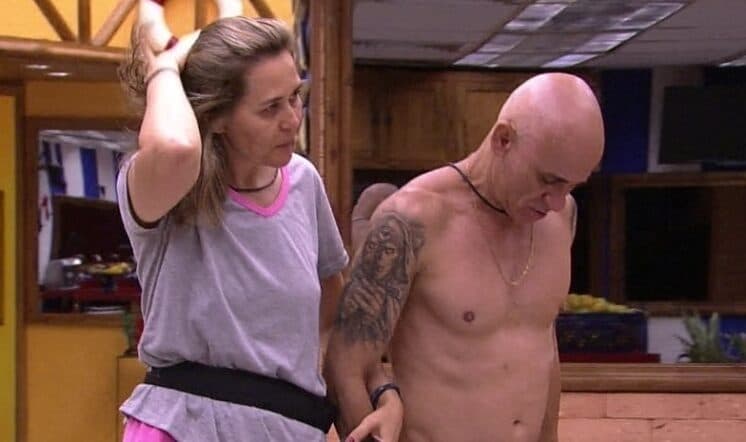 No dia da final do BBB18, Eva se desespera com morte do irmão de Ayrton