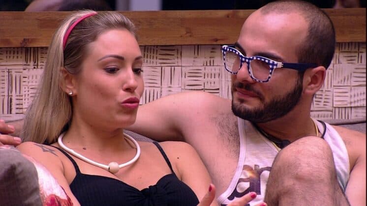 Amigo de Jéssica no BBB18, Mahmoud detona a loira com comentários de baixo calão