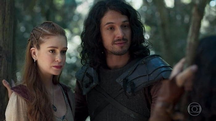 Afonso (Romulo Estrela) e Amália (Marina Ruy Barbosa) em cena de Deus Salve o Rei (Foto: Reprodução/Globo)