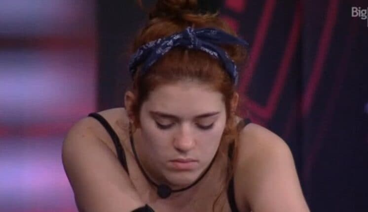 BBB18: Muito fraca após ficar quase 43 horas em prova, Ana Clara reclama de dores e se apoia para não cair