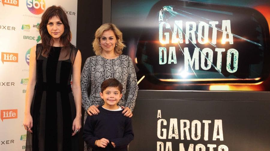 Elenco da A Garota da Moto se reúne para assistir o primeiro episódio da segunda temporada da série