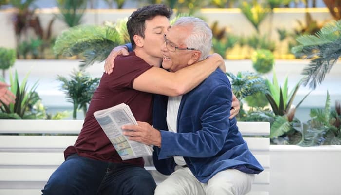 Carlos Alberto de Nóbrega vai à Record e surpreende ao se fantasiar de Pabllo Vittar