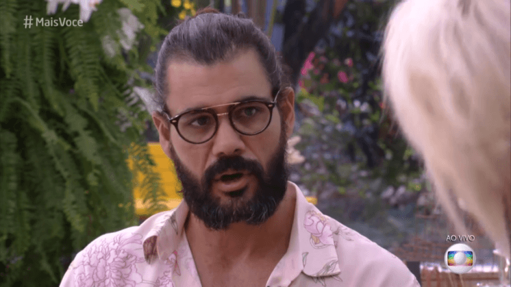 Juliano Cazarré se recusa a dar resposta no Mais Você para não ser expulso de O Outro Lado do Paraíso