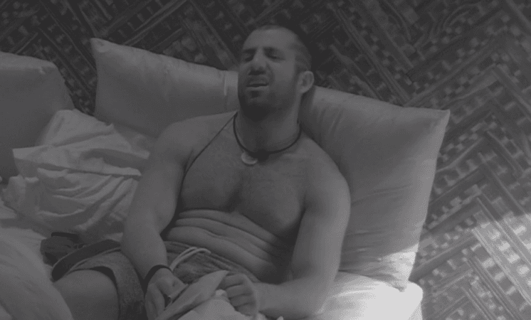 Sozinho no escuro, Kaysar é flagrado gritando pelos pais no BBB18
