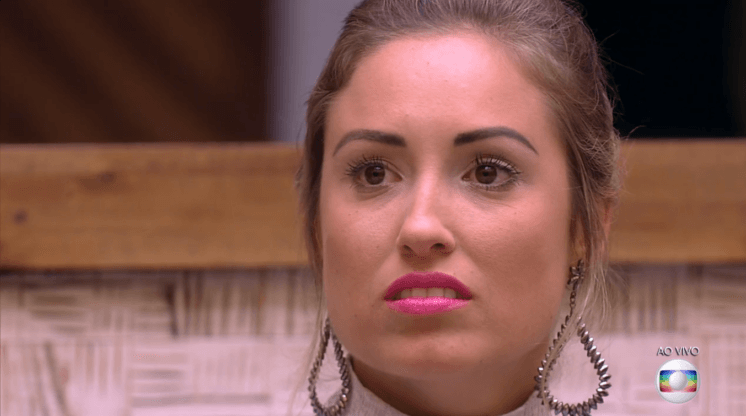 BBB18: Jéssica tenta falar com irmã de Kaysar mas acaba 'pecando' no inglês