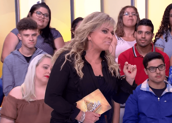 Christina Rocha paga mico e entra em festa que não estava convidada