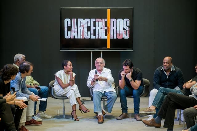 Elenco, autores e diretores de Carcereiros na coletiva da série (Foto: Globo/Gustavo Scatena) Elenco, autores e diretores de Carcereiros na coletiva da série (Foto: Globo/Gustavo Scatena)