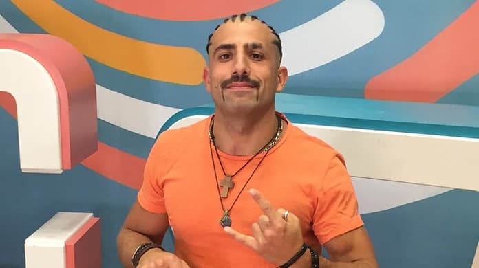 Um mês após o fim do confinamento, ex-BBB Kaysar se diverte em show de pagodeiro