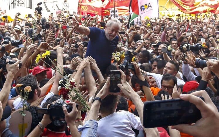 Atores da Globo aparecem ao lado de Lula antes da prisão e ganham elogios