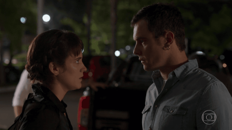 Clara (Bianca Bin) e Gael (Sergio Guizé) em cena de O Outro Lado do Paraíso (Foto: Reprodução/Globo)
