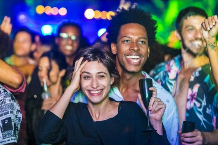 Luzia encontra a filha drogada assim que chega no Brasil e toma atitude em Segundo Sol