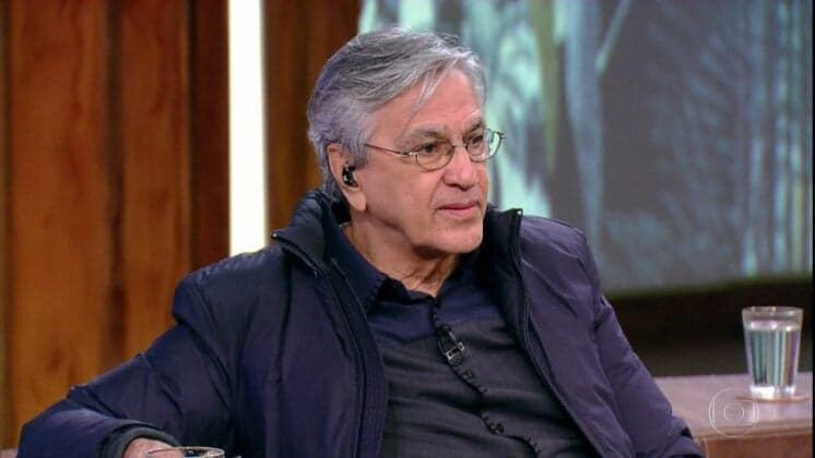 Caetano Veloso perde 10kg, surge só de cueca ao lado de artista global e dá o que falar na web