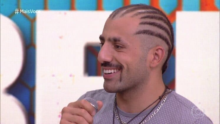 Ex-BBB Kaysar choca com visual novo, posa cheio de estilo e vira assunto na web