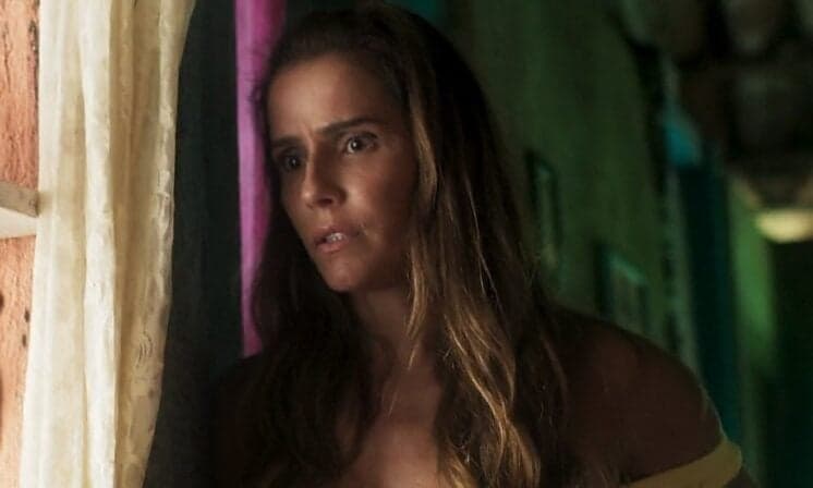 Obcecada, Karola tenta transformar o filho de Luzia no novo Beto Falcão em Segundo Sol