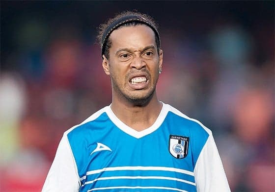 Ronaldinho Gaúcho, endividado, enfrenta grave crise e tem diversos imóveis bloqueados pela Justiça