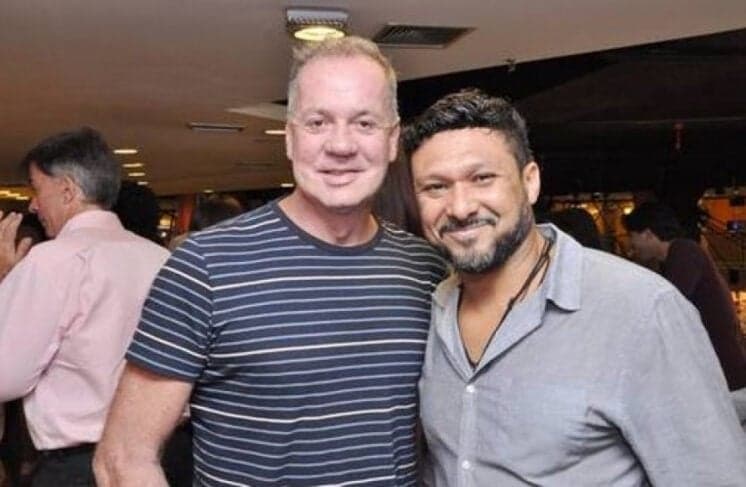 Luiz Fernando Guimarães posa ao lado do marido e comemora o Dia dos Namorados de forma glamurosa