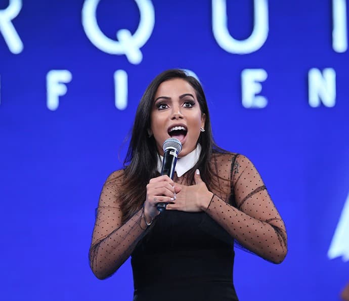 Anitta emociona internet ao fazer declaração no Dia das Mães com foto irreconhecível