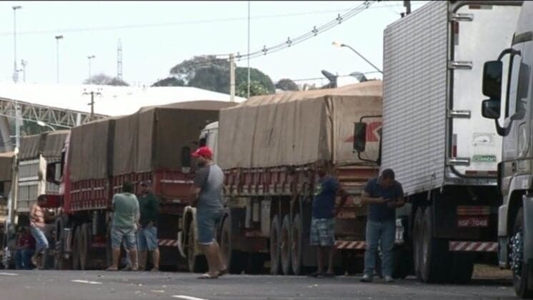 Caminhoneira faz sucesso e se torna a musa da greve