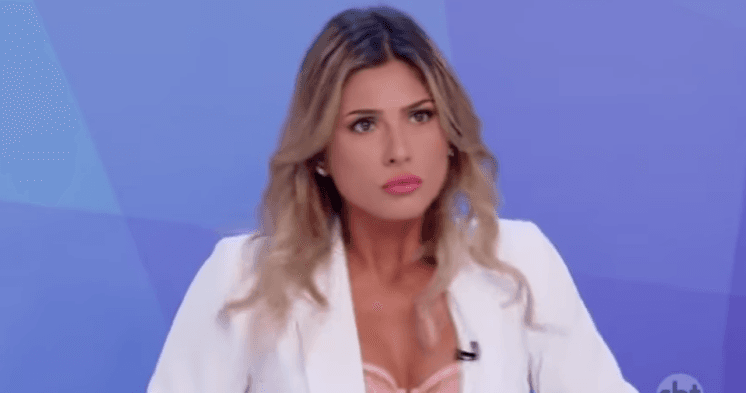 Lívia Andrade solta o verbo e fala de Flor e Mara Maravilha para Silvio Santos