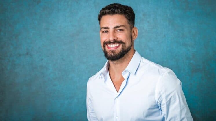 Cauã Reymond diz que amadureceu a visão feminista com atrizes em série da Globo