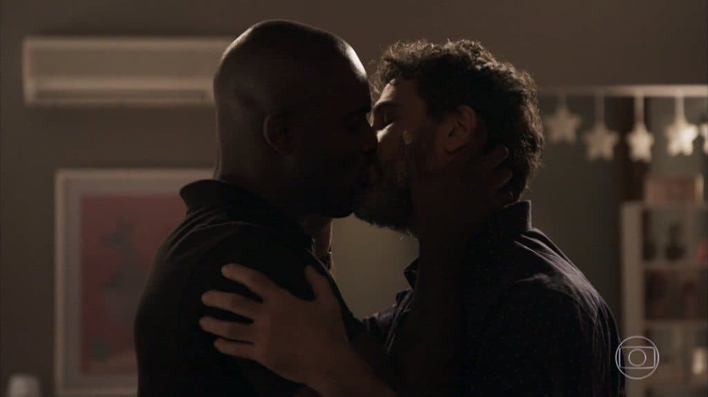 Cido (Rafael Zulu) e Samuel (Eriberto leão) se beijam em O Outro Lado do Paraíso (Foto: Reprodução) Cido (Rafael Zulu) e Samuel (Eriberto leão) se beijam em O Outro Lado do Paraíso (Foto: Reprodução)