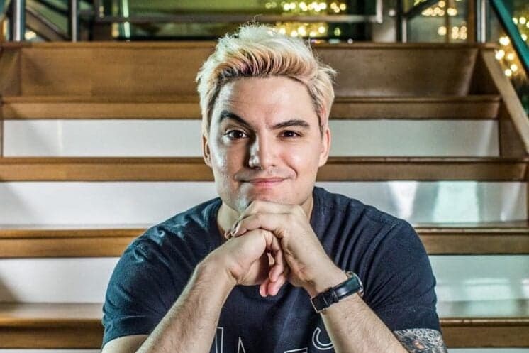 Exagerou? Felipe Neto causa na internet ao mostrar sala de cinema gigantesca que construiu em casa