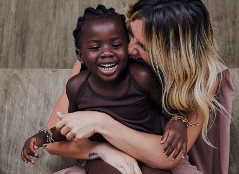 Titi rouba a cena em comemoração ao aniversário de Giovanna Ewbank e encanta seguidores