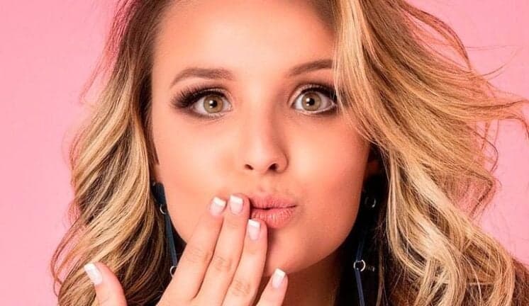 Larissa Manoela pede ajuda a ex-BBB para diminuir tamanho de sua testa em fotos
