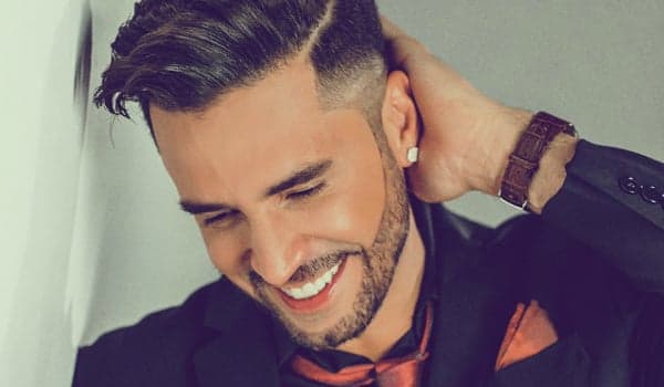 Latino assina contrato e estará em reality show da Record; saiba quem também foi convidado