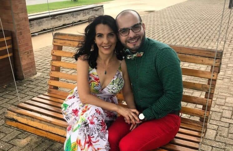 Mahmoud homenageia a mãe, desdenha do pai e dá em cima dos seguidores