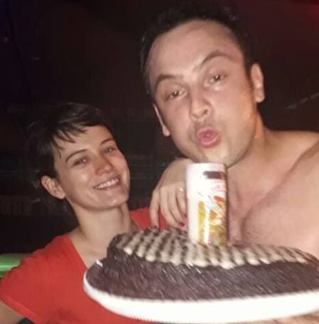 Sergio Guizé joga bola com Chico Buarque e imagem repercute: 'Humildão'