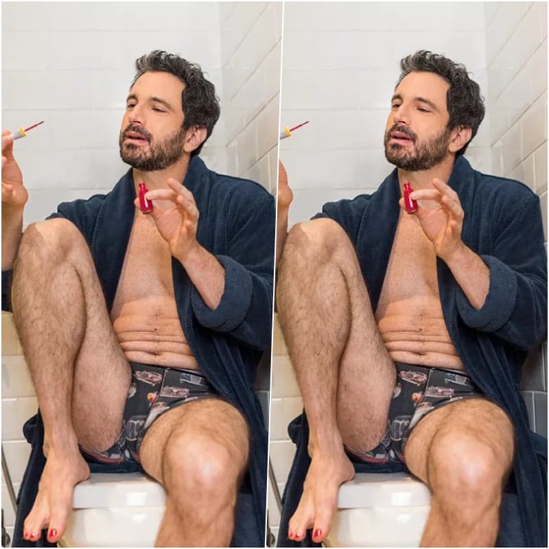 Caco Ciocler em ensaio para a revista Quem no qual o objetivo era desconstruir a imagem de galã (Foto Dessa Pires / Ed. Globo)