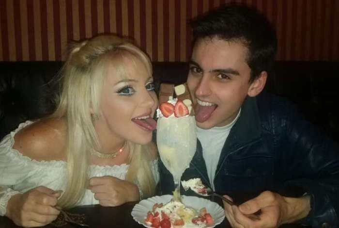 Se relacionando com “barbie humana”, Dudu Camargo passa por saia justa em restaurante