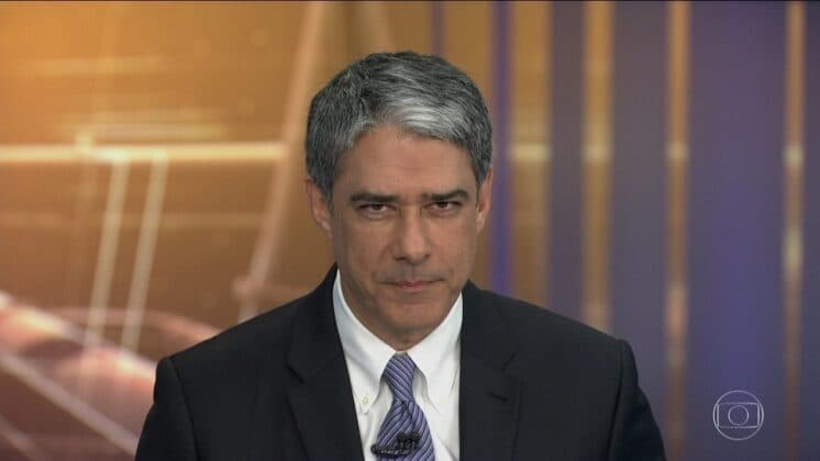 Recém-casado, William Bonner estreia aliança na TV e adereço chama atenção