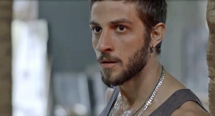 Chay Suede sofre acidente e aparece cuidando de machucado