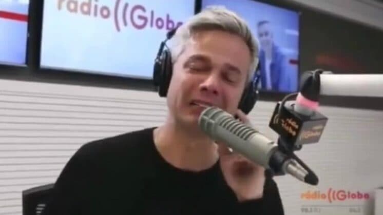 Ao vivo, Otaviano Costa cai no choro, se revolta com polêmica e sai em defesa de Flávia por herança