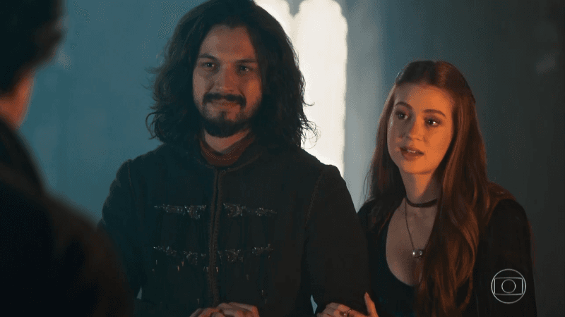 Afonso (Romulo Estrela) e Amália (Marina Ruy Barbosa) em cena de Deus Salve o Rei (Foto: Reprodução/Globo) Afonso (Romulo Estrela) e Amália (Marina Ruy Barbosa) em cena de Deus Salve o Rei (Foto: Reprodução/Globo)