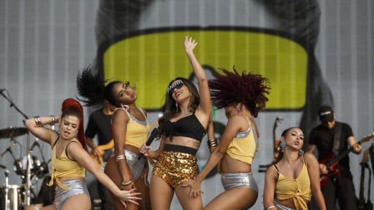 Bailarinas da Anitta compartilham foto de biquíni e quebram a internet