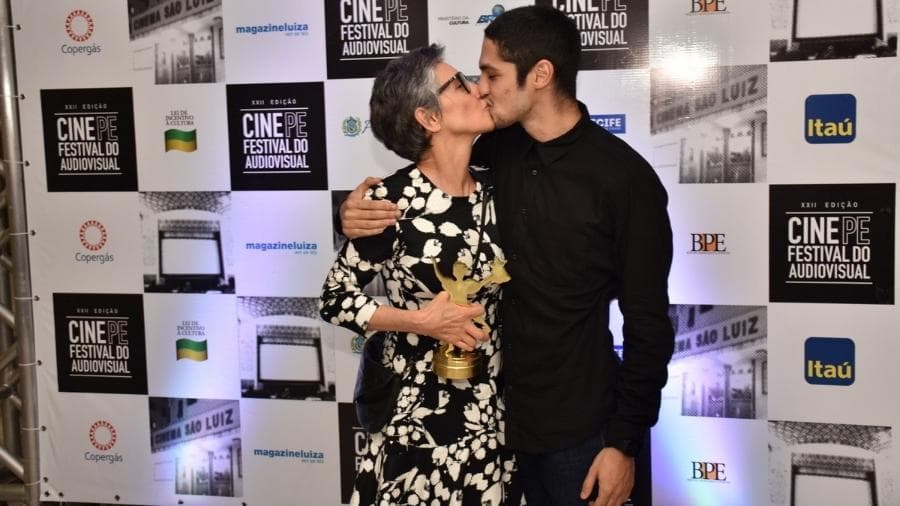 Gabriel Leone deu selinho em Cassia Kiss (Foto: Felipe Souto Maior/AgNews)