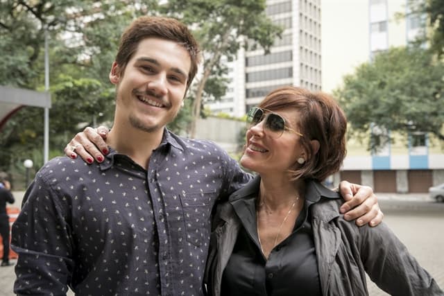 Samuca (Nicolas Prattes) e Carmen (Christiane Torloni) em O Tempo Não Para (Foto: Globo/João Miguel Júnior)