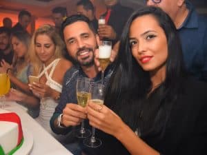 Latino com a filha Dayanna Maia em restaurante na Zona Oeste do Rio (Foto: Divulgação)