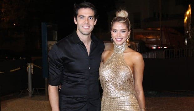 Kaká faz surpresa romântica em praia de Fernando de Noronha e pede Carol Dias em casamento