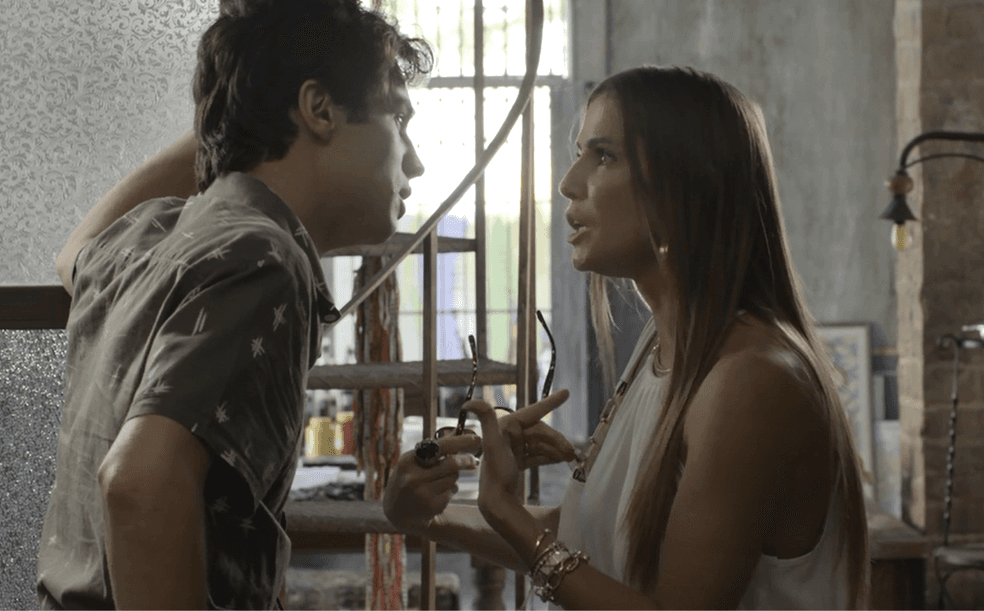 Karola e Valentim em cena de Segundo Sol (Foto: Reprodução) Karola e Valentim em cena de Segundo Sol (Foto: Reprodução)