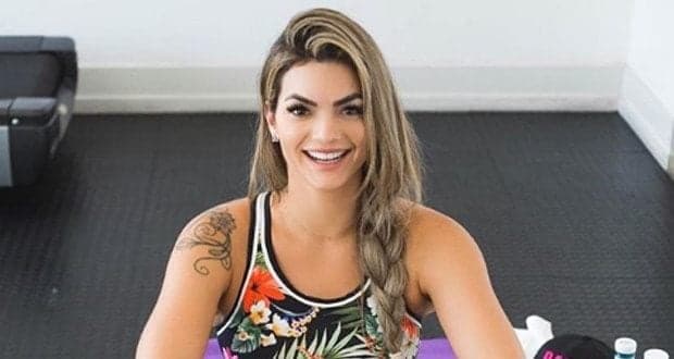 Kelly Key posta foto segurando uma cobra e seguidores entram na brincadeira