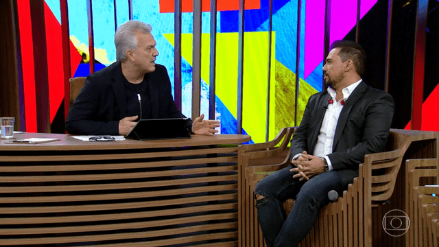 Xand Avião em conversa com Pedro Bial (Foto: TV Globo) Xand Avião em conversa com Pedro Bial (Foto: TV Globo)