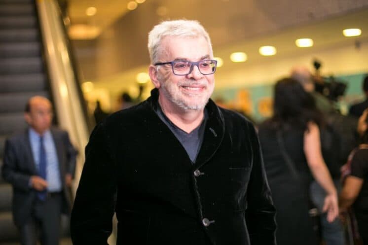 Walcyr Carrasco não comparece em cerimônia de casamento de Camila Queiroz e Klebber Toledo e é detonado