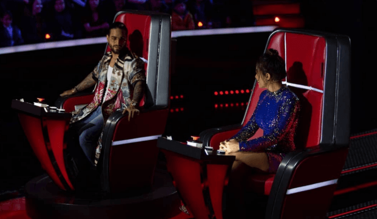 Dias depois de anunciar separação, Anitta aparece com Maluma e recebe carinho do colombiano